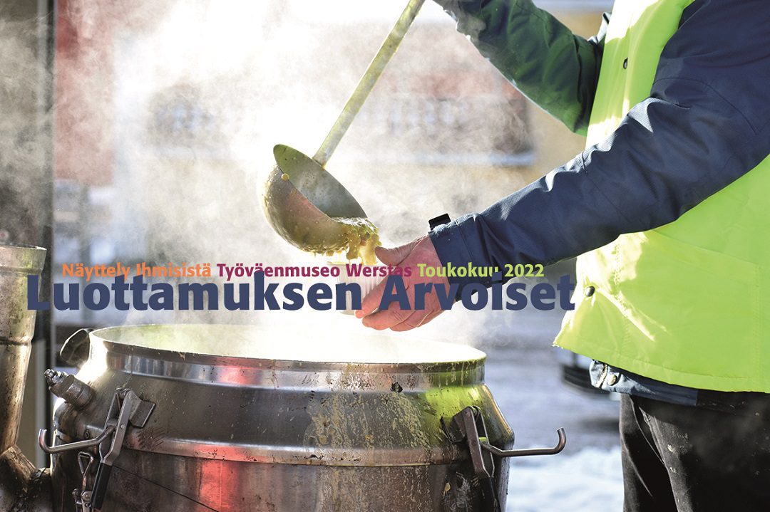 Komuutti_Luottamuksen_arvoiset_verkkosivuille Kaksi miestä huomiovaatteissa